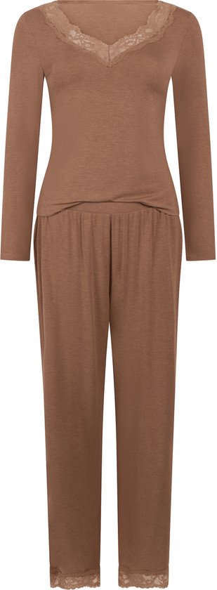 Bruin pyjamaset met kantrandje bij de V-hals en broekspijpen.