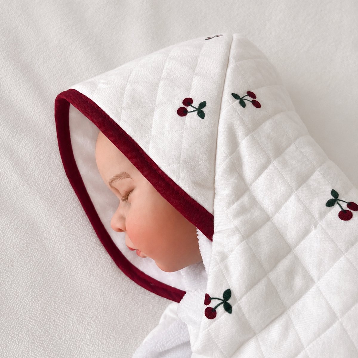 Studio BooBoo - Baby Badhanddoek met Kap - Katoen/Badstof - Kersen Print - Perfect voor Bad en Zwemmen