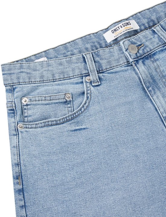 Lichtblauwe denim jeans met Only & Sons label en klein zakje aan de voorkant.