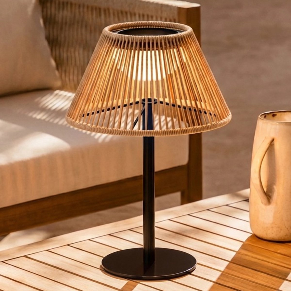 Solar tafellamp oplaadbaar 'Maris' - Opladen via USB C & zonne energie - Rotan look - Warm wit licht (2700K) - IP44 - 3 lichtstanden - Tot 30 uur brandduur - Met schemersensor - Solar tafellamp