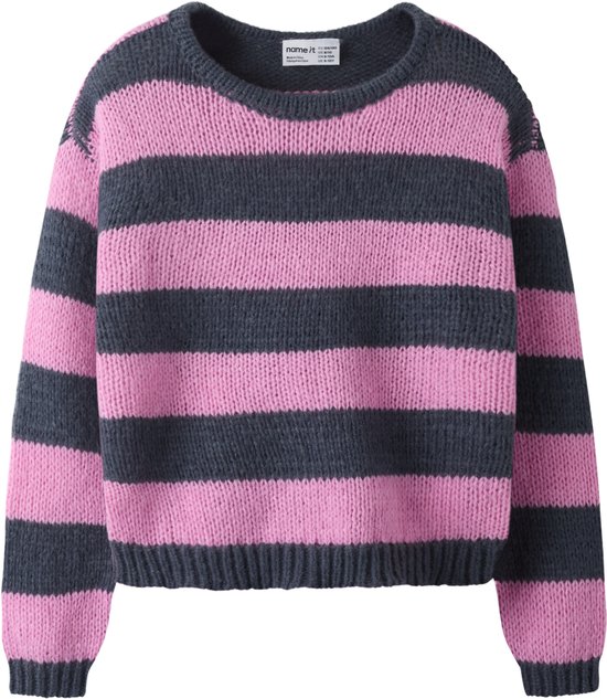 Voorkant van een gebreide trui met roze en donkergrijze horizontale strepen.