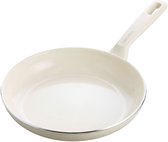 Crème kleurige GreenPan koekenpan met een lichte beige handgreep.