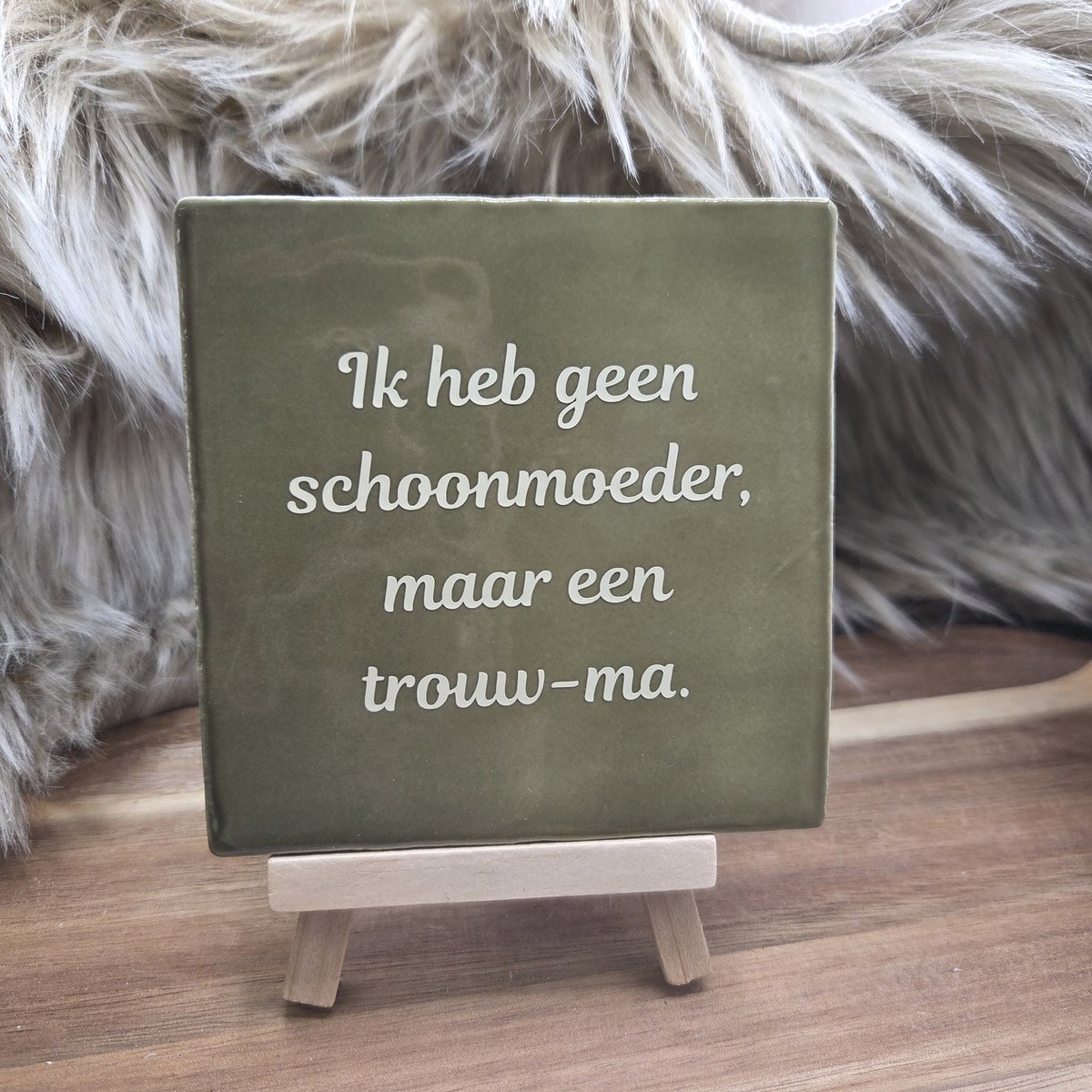 CreaCraft - Robuust tegeltje - "Ik heb geen schoonmoeder, ik heb een trouw-ma." - Grappige Wanddecoratie - Cadeau met Knipoog - Cadeau voor schoonmoeder - Trendy nu - Cadeau idee - Incl standard - Brievenbuscadeau - Spreuktegel - Tegeltjeswijsheid