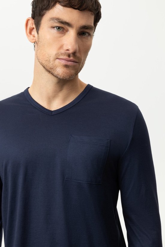 Detailopname van een man in een donkerblauw Mey shirt met V-hals en een borstzak.