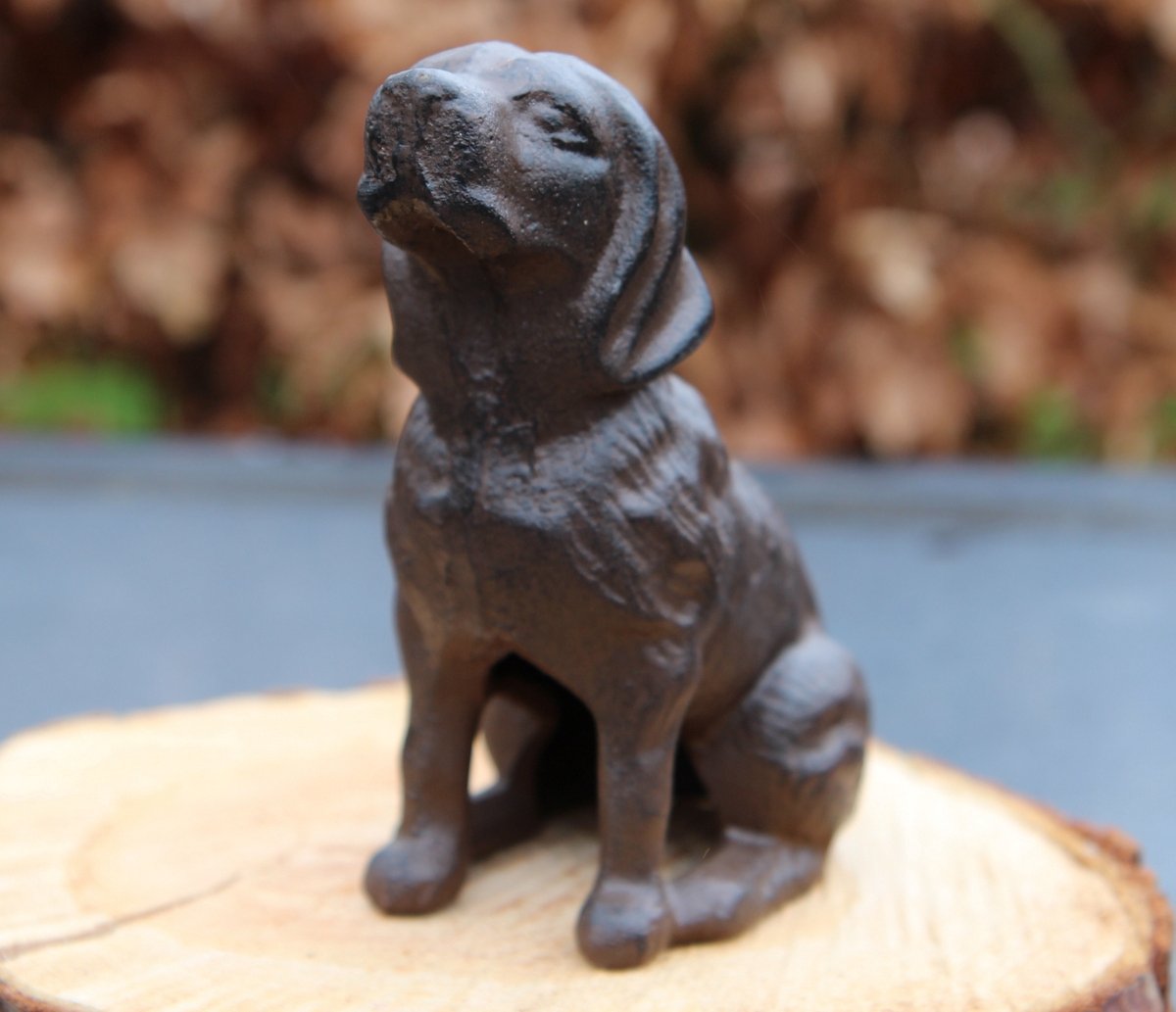Middelgroot gietijzeren dierenbeeld van een hond bruin