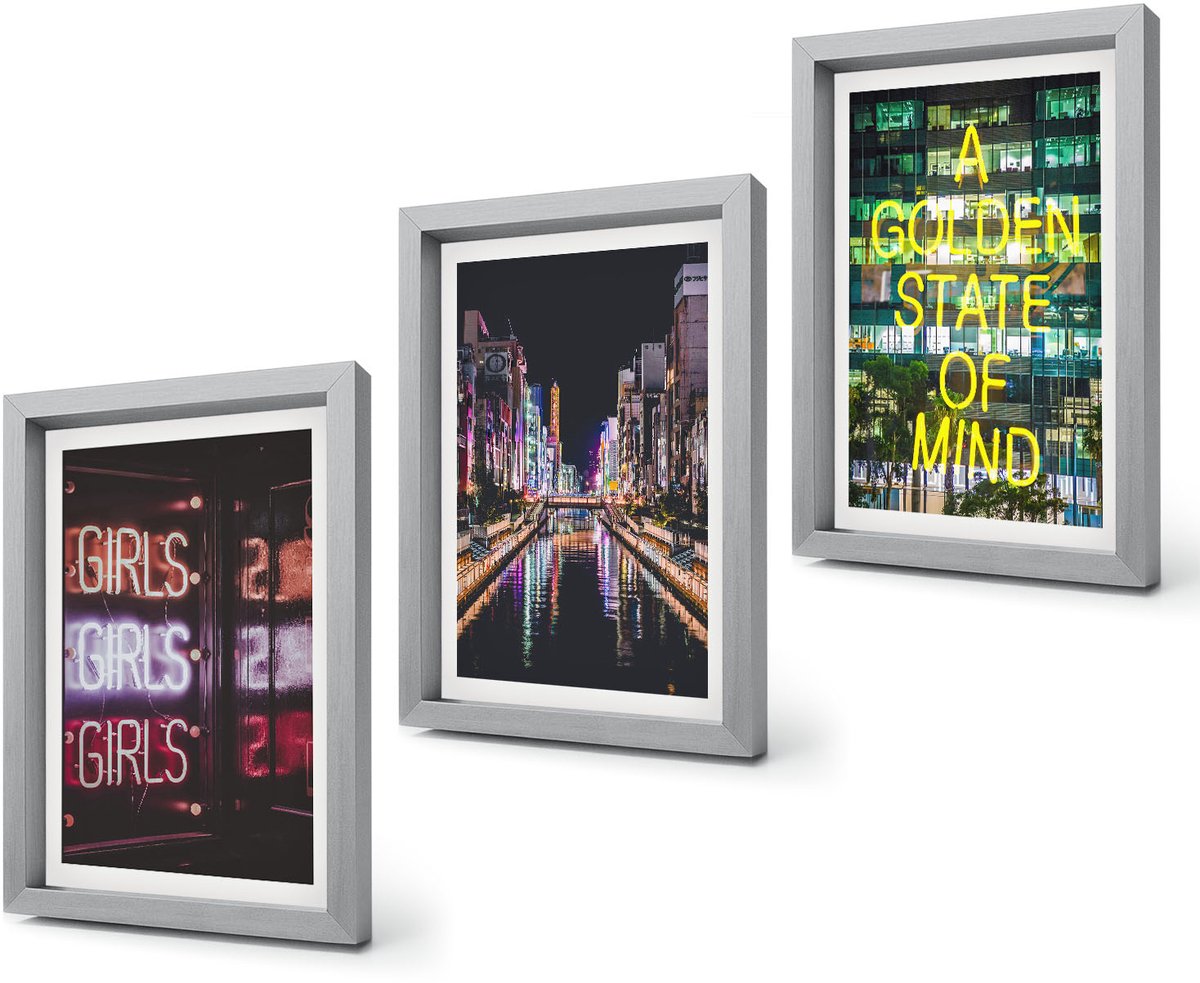 Coloray 4-Delige Schilderij Set - Neonreclames van de stad 's nachts met uitzicht op de rivier. - 20 x 30 cm - Wanddecoratie - Moderne Interieurdecoratie - Decoratieve Schilderijen Zilveren lijst