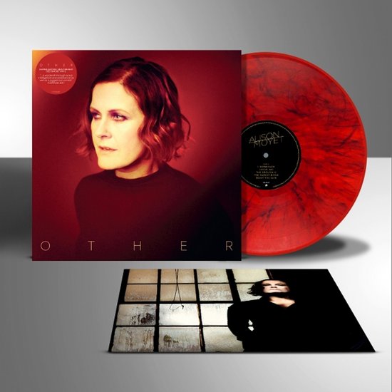 De hoes van het album 'Other' van Alison Moyet, met een close-up van haar gezicht en een rood gespikkeld vinyl.