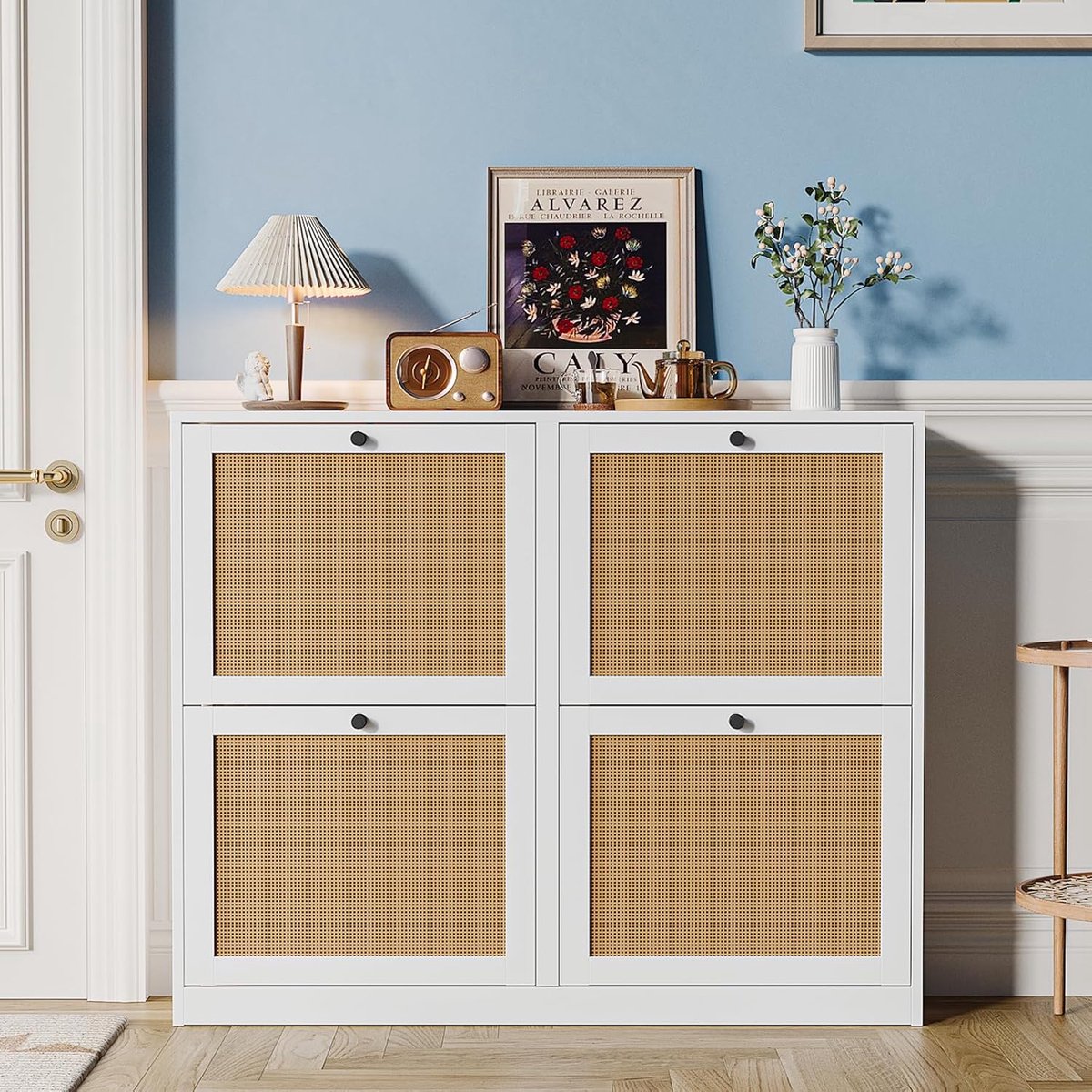 Schoenenkast met 4 Kleppen Smal Rotan – 102 x 23 x 84 cm – Schoenenrek voor Hal en Entree – Opbergruimte voor 16-24 Paar Schoenen – Natuurlijke Rotan Deuren – Wit/Houtlook – Mobili Bella