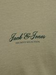 Close-up van het 'Jack & Jones ARCHIVE SELECTION' logo op een olijfgroen T-shirt.