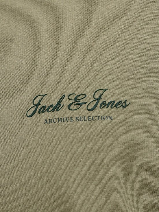 Close-up van het 'Jack & Jones ARCHIVE SELECTION' logo op een olijfgroen T-shirt.