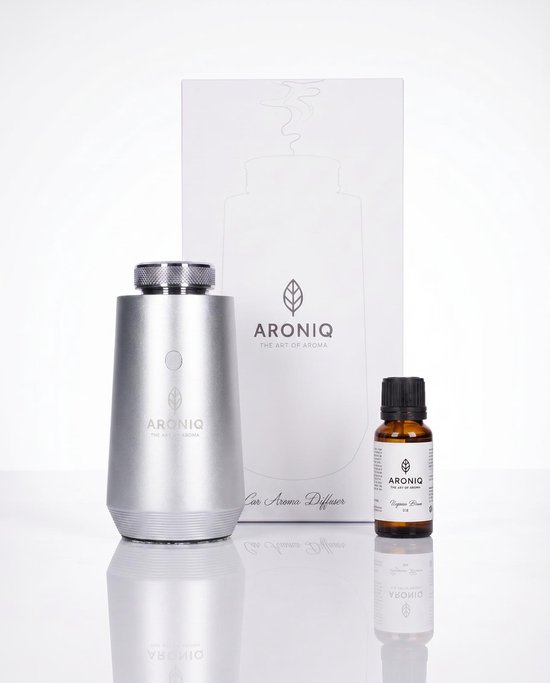 Zilveren ARONIQ auto-aroma diffuser, verpakkingsdoos en flesje etherische olie op een witte achtergrond.