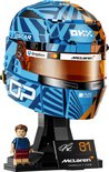 LEGO McLaren F1 helm met blauw-oranje patroon, oranje vizier en Lego-figuurtje.