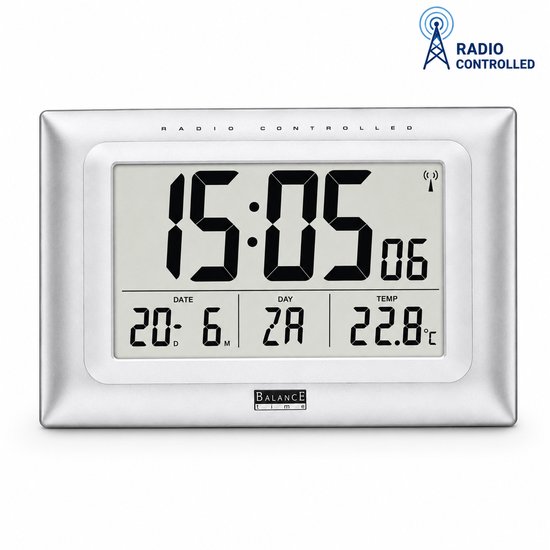 Zilvergrijze LCD wandklok met grote cijfers. Toont tijd, datum, dag en temperatuur.