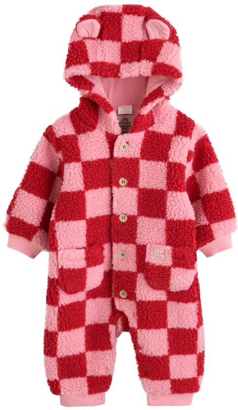 Roze en rode geblokte borg-onesie met capuchon en oortjes, hangend.