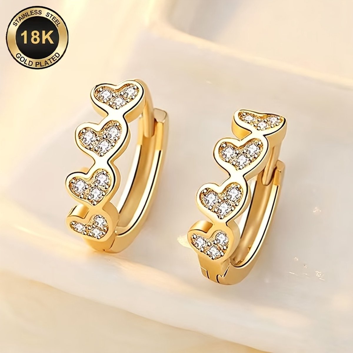 Sjika - 18K Gold Plated Hartjes Oorbellen Dames – Gouden Oorringen met Zirkonia – Oorbellen van Stainless Steel – Hart Vorm - Cadeau voor haar