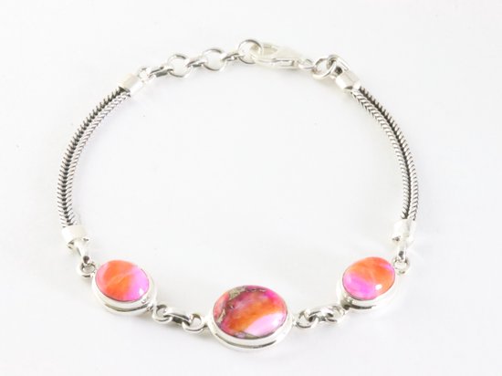 Bracelet en argent avec trois cabochons ronds en nacre de spin rose et orange mouchetée, reliés par une chaîne à maillons.