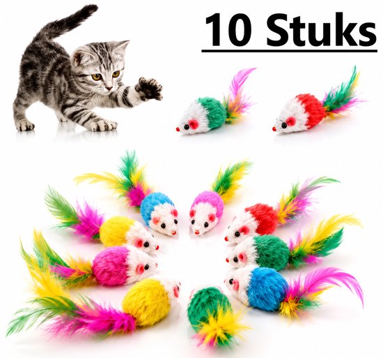 Tien pluche muizen in verschillende kleuren met kleurrijke veren staarten, naast een kat.
