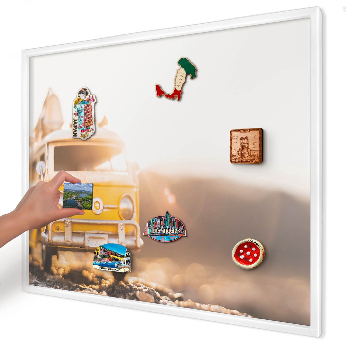 Artprintcave Geel Magneetbord mit Witte Lijst - 80x60 cm - Retro Reizen Magneet Bord mit Frame - Retro Wandbord Magnetisch - Voertuigen