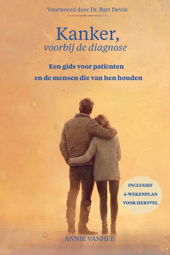 Livre 'Kanker, voorbij de diagnose' avec sur la couverture un couple se tenant, coucher de soleil en arrière-plan. Comprend un plan de rétablissement de 4 semaines.