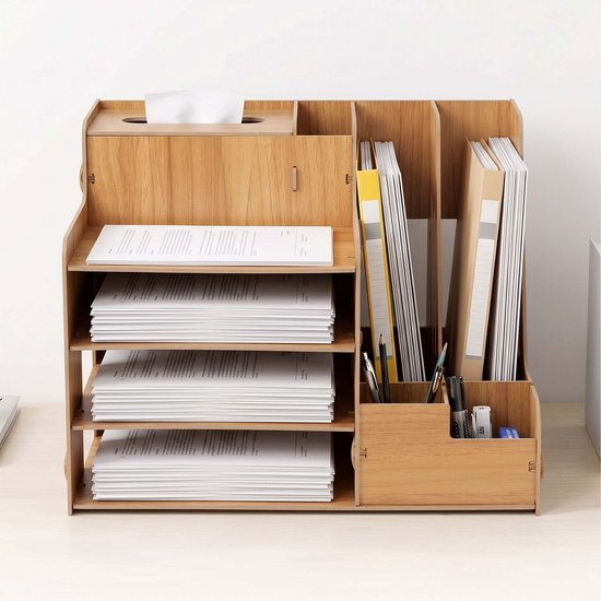 Houten bureau organizer met tissues, documenten, mappen, pennen en kantoorartikelen.