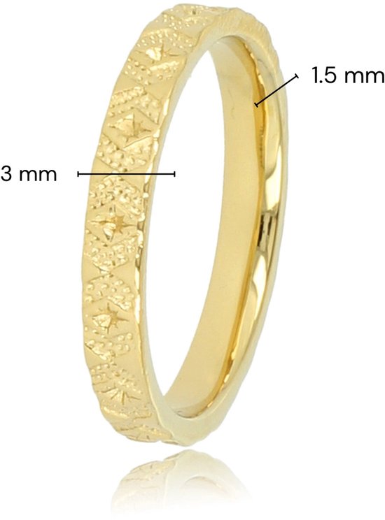 Gouden ring met een gegraveerd patroon van sterretjes, 3 mm breed en 1,5 mm dik.