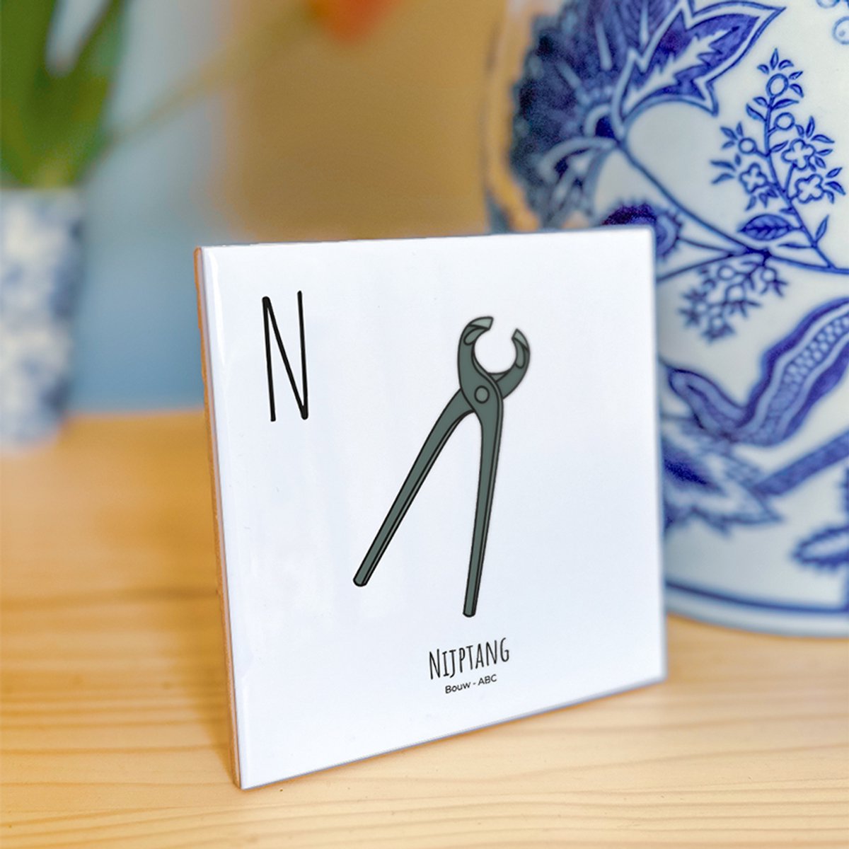 Nijptang - ABC tegeltje Bouwen - Keramiek met Handgetekende Illustratie - Wanddecoratie - Woondecoratie - Relatiegeschenk - Souvenir - 10,8 x 10,8 cm