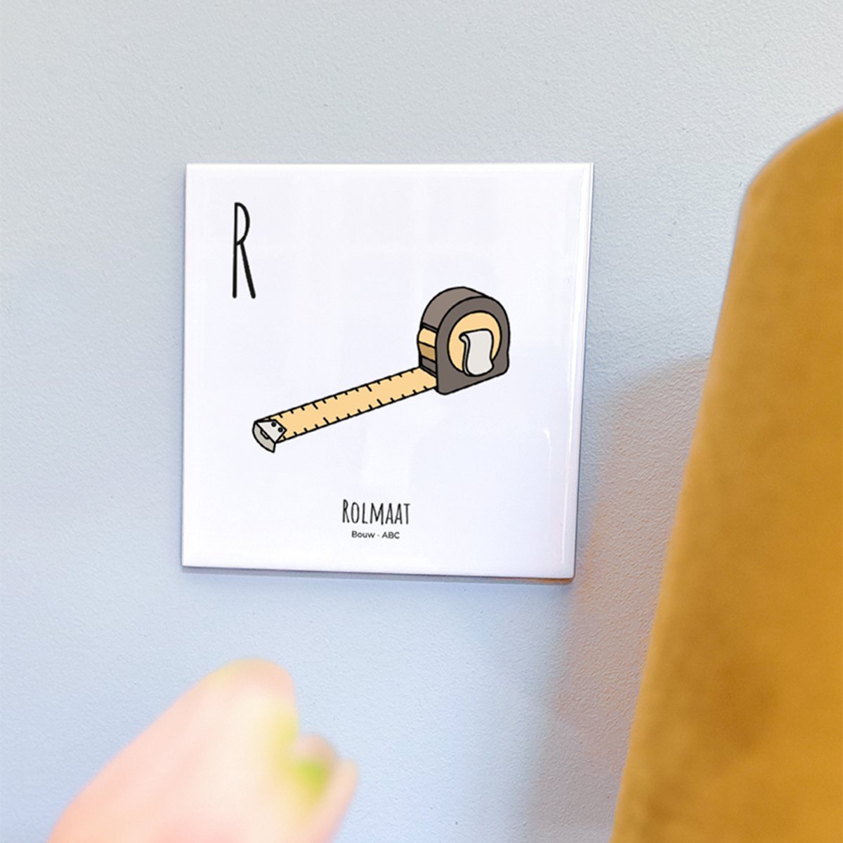 Rolmaat - ABC tegeltje Bouwen - Keramiek met Handgetekende Illustratie - Wanddecoratie - Woondecoratie - Relatiegeschenk - Souvenir - 10,8 x 10,8 cm