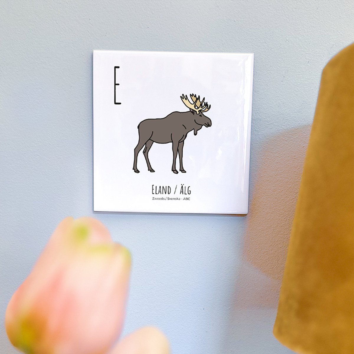 Eland / Älg - ABC tegeltje Zweden-Sverige - Keramiek met Handgetekende Illustratie - Wanddecoratie - Woondecoratie - Relatiegeschenk - Souvenir - 10,8 x 10,8 cm