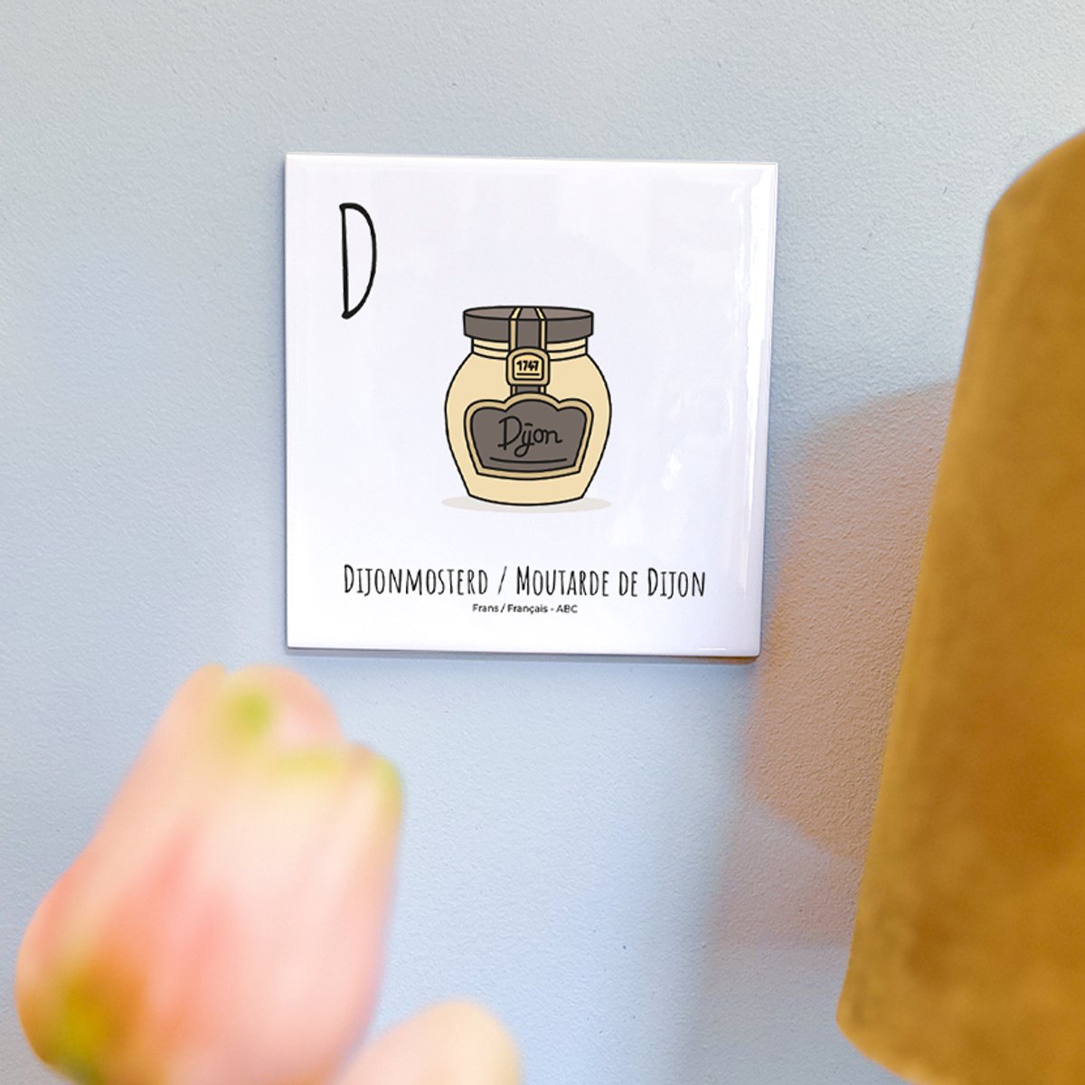Dijonmosterd / Moutarde de Dijon - ABC tegeltje Frankrijk-France - Keramiek met Handgetekende Illustratie - Wanddecoratie - Woondecoratie - Relatiegeschenk - Souvenir - 10,8 x 10,8 cm