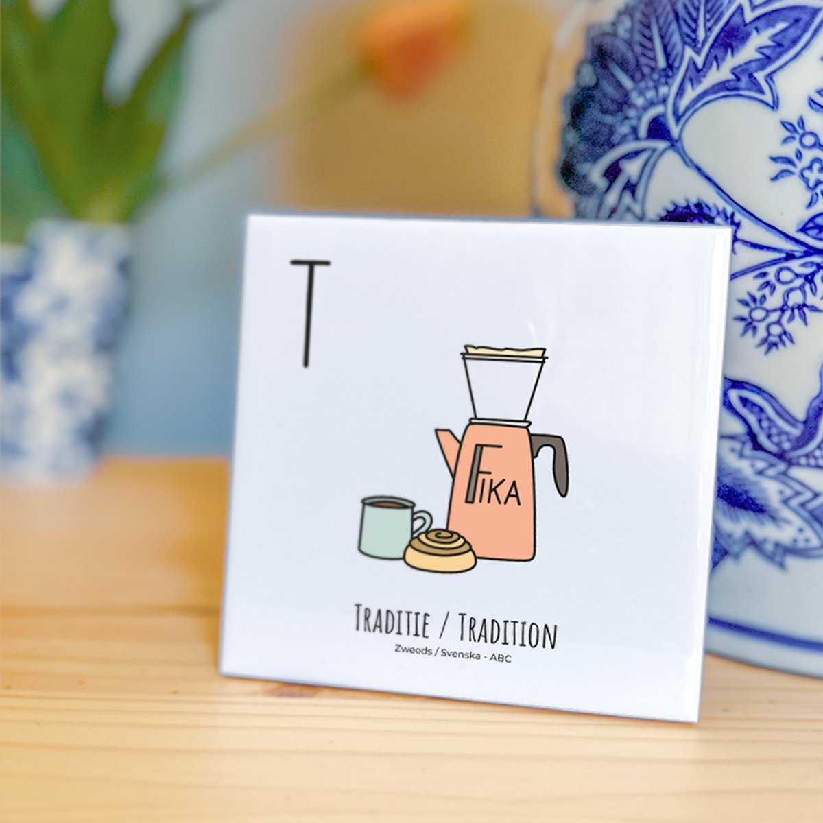 Traditie / Tradition - ABC tegeltje Zweden-Sverige - Keramiek met Handgetekende Illustratie - Wanddecoratie - Woondecoratie - Relatiegeschenk - Souvenir - 10,8 x 10,8 cm