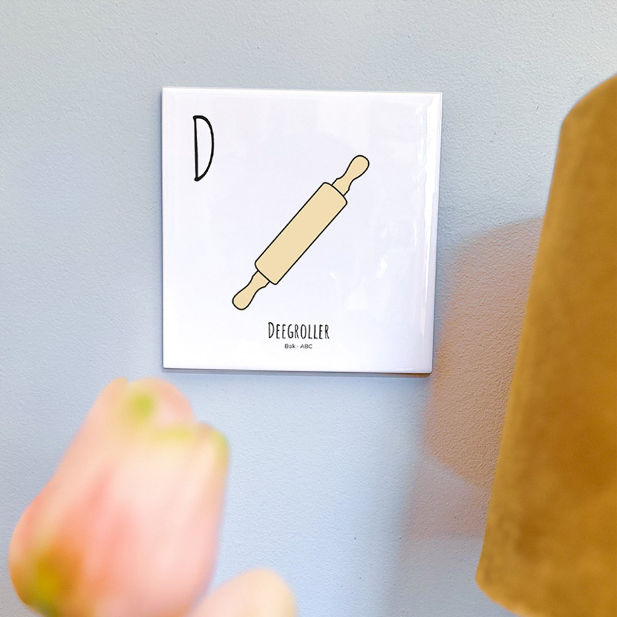 Deegroller - ABC tegeltje Bakken - Keramiek met Handgetekende Illustratie - Wanddecoratie - Woondecoratie - Relatiegeschenk - Souvenir - 10,8 x 10,8 cm