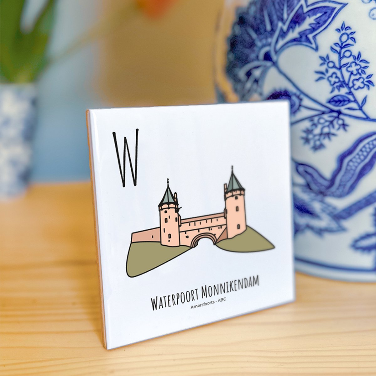 Waterpoort Monnikendam - ABC tegeltje Amersfoor - Keramiek met Handgetekende Illustratie - Wanddecoratie - Woondecoratie - Relatiegeschenk - Souvenir - 10,8 x 10,8 cmt