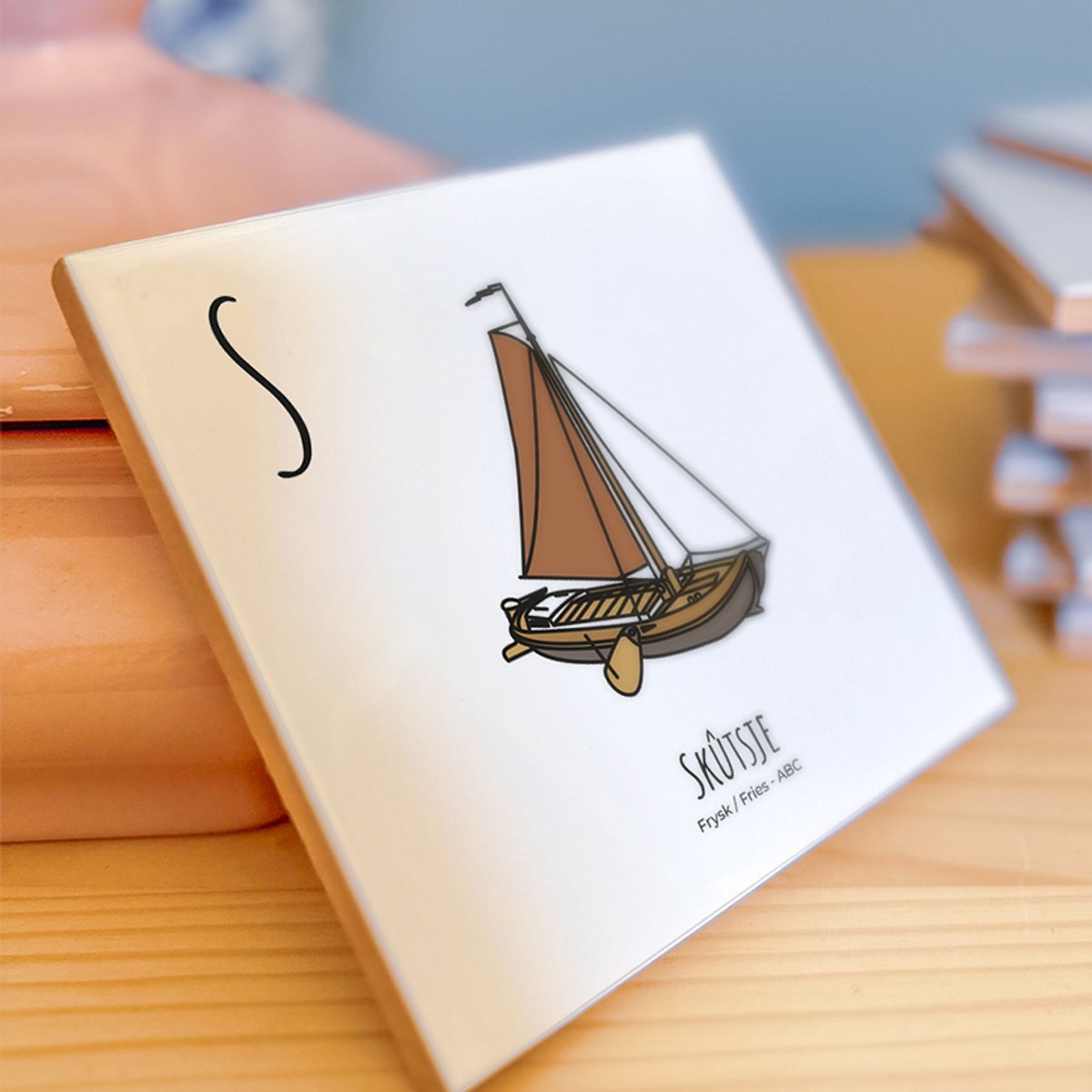 Skûtsje - ABC tegeltje Fryslân-Friesland - Keramiek met Handgetekende Illustratie - Wanddecoratie - Woondecoratie - Relatiegeschenk - Souvenir - 10,8 x 10,8 cm