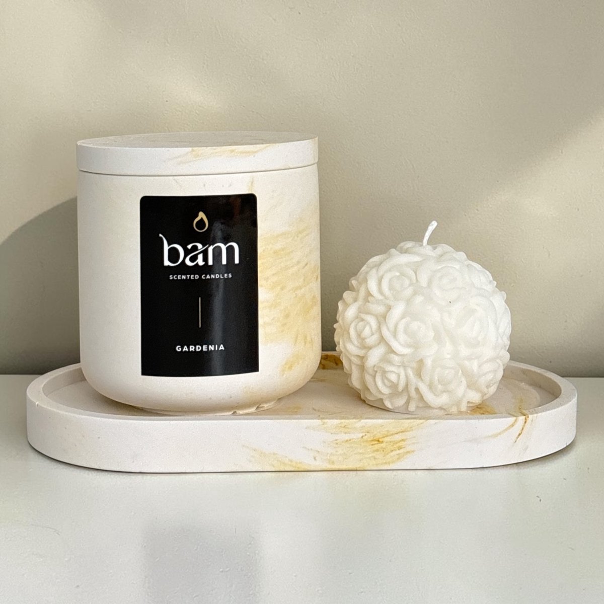 Bam Kaarsen Gardenia Geschenkset – Geurkaars 140 g met Houten Lont – Handgemaakte Rozenkaars en Oker Gemarmerd Ovaal Schaaltje