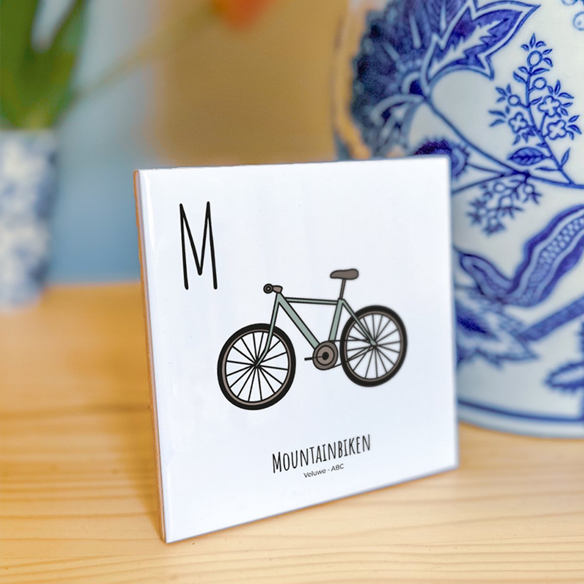 Mountainbiken - ABC tegeltje Veluwe - Keramiek met Handgetekende Illustratie - Wanddecoratie - Woondecoratie - Relatiegeschenk - Souvenir - 10,8 x 10,8 cm