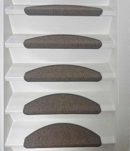 Zes taupe trapmatten met sisal-look op witte traptreden.