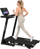 Vrouw met blonde staart in sportkleding rent op zwarte loopband. Witte achtergrond.