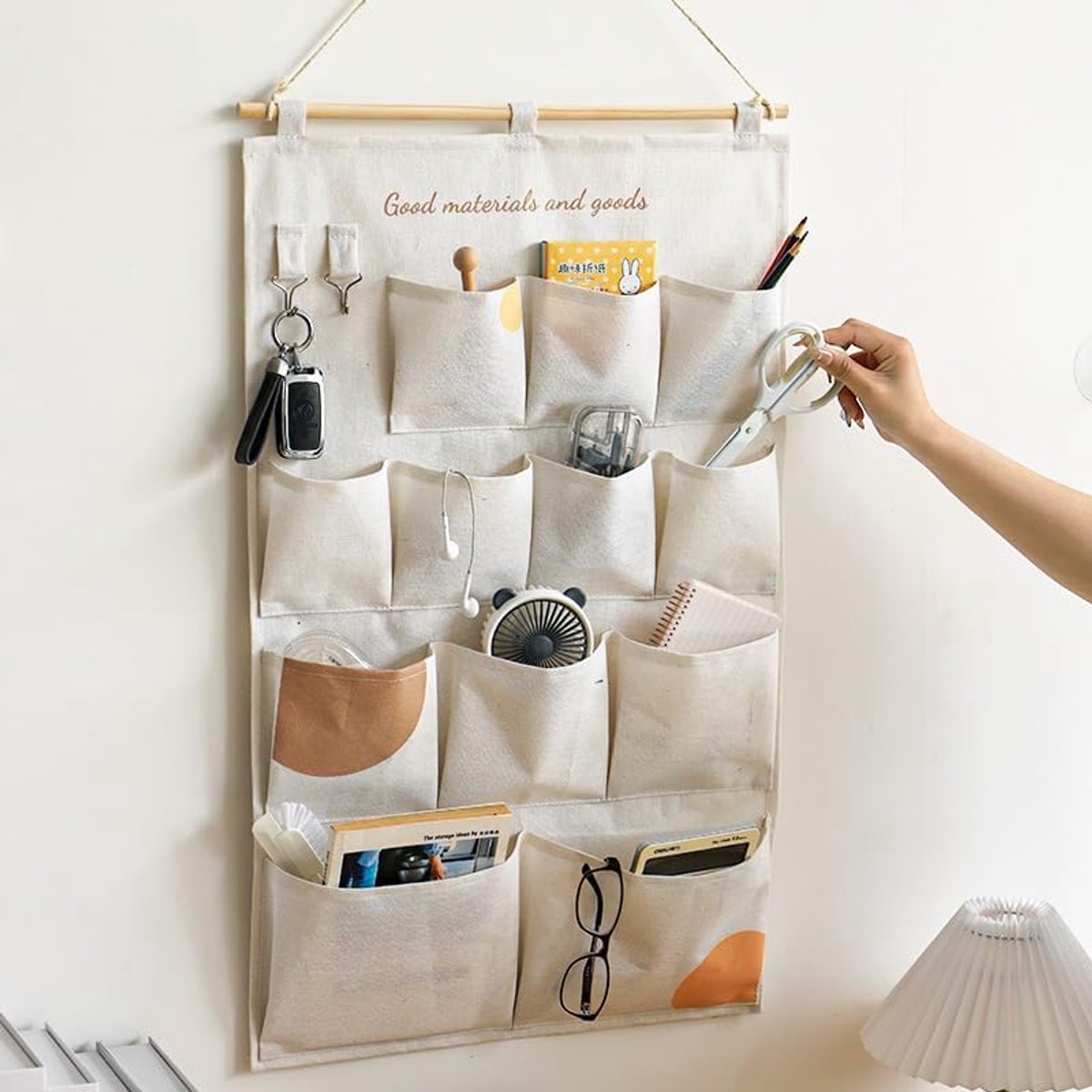Hangende Opberger – Wand Organizer met Meerdere Vakken - 74*45cm– Ruimtebesparende Opbergzak met Houten Stang en Ophangkoord