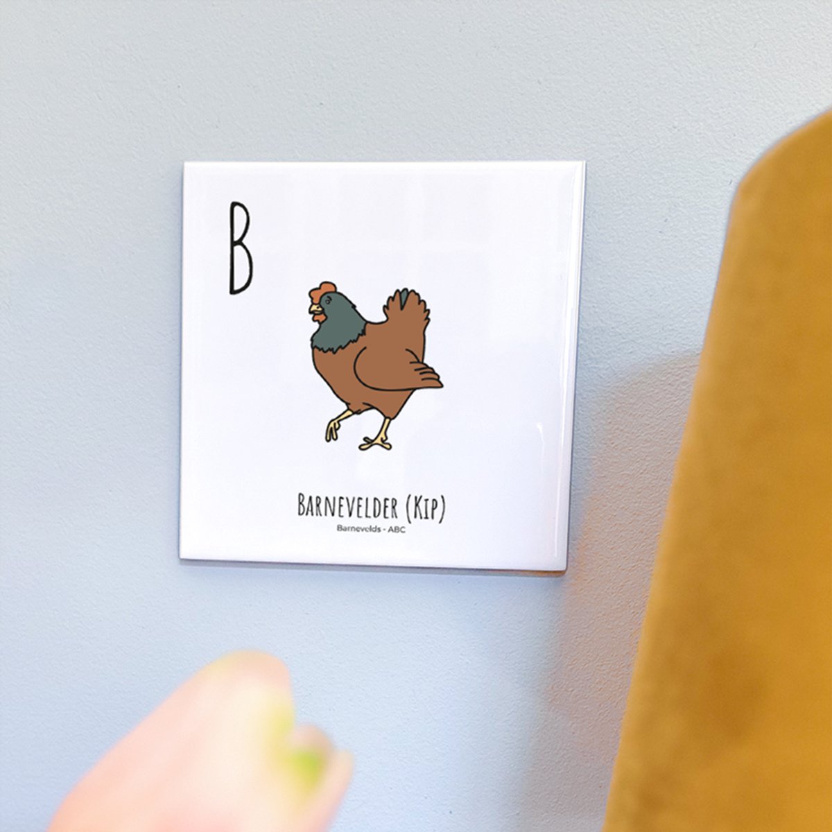 Barnevelder (Kip) - ABC tegeltje Barneveld - Keramiek met Handgetekende Illustratie - Wanddecoratie - Woondecoratie - Relatiegeschenk - Souvenir - 10,8 x 10,8 cm