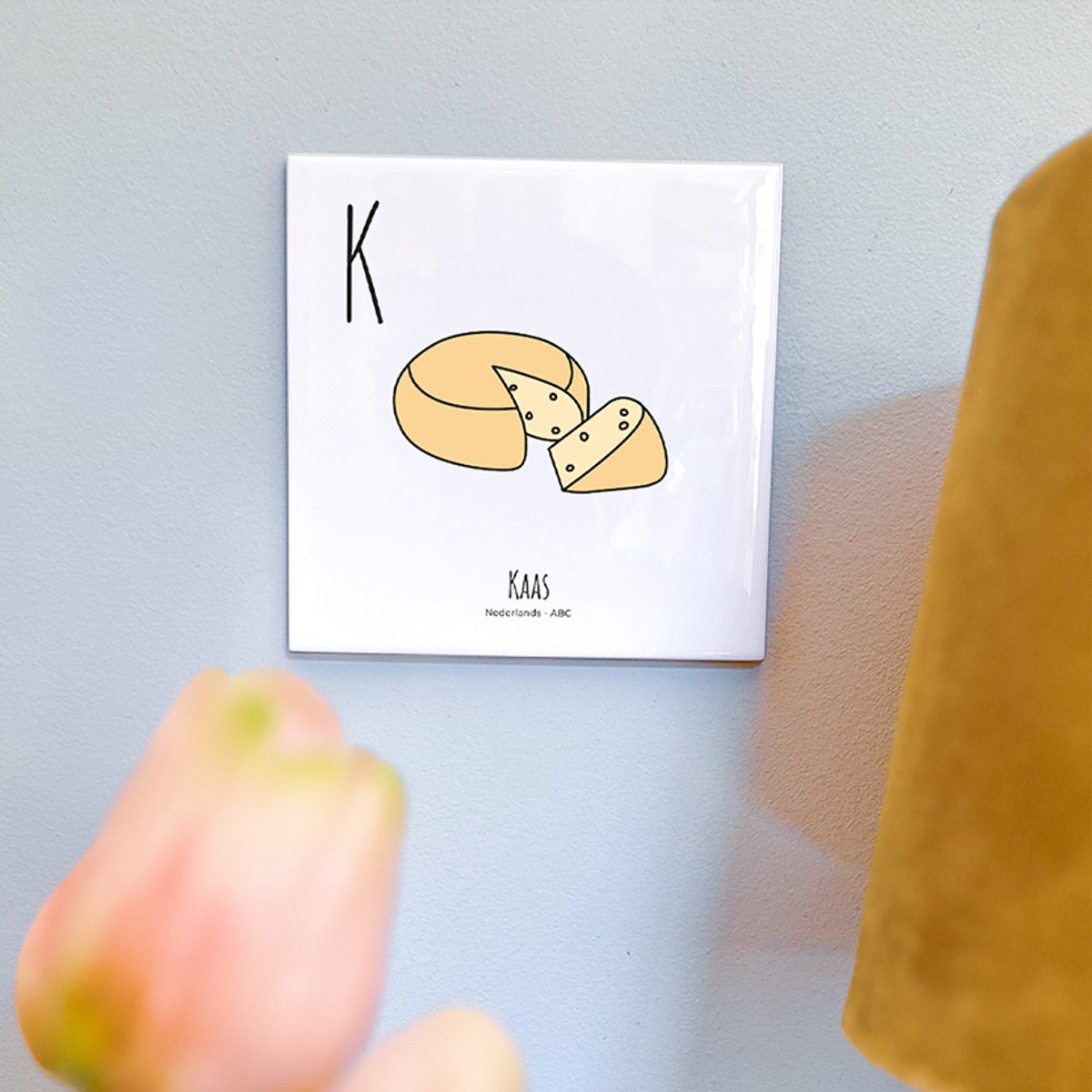 Kaas - ABC tegeltje Nederland - Keramiek met Handgetekende Illustratie - Wanddecoratie - Woondecoratie - Relatiegeschenk - Souvenir - 10,8 x 10,8 cm