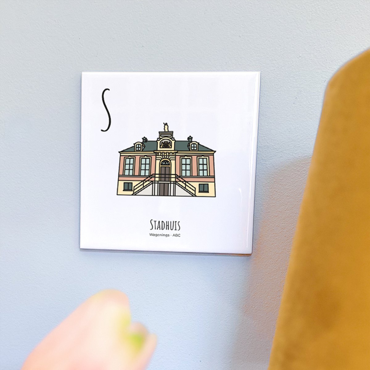 Stadhuis - ABC tegeltje Wageningen - Keramiek met Handgetekende Illustratie - Wanddecoratie - Woondecoratie - Relatiegeschenk - Souvenir - 10,8 x 10,8 cm