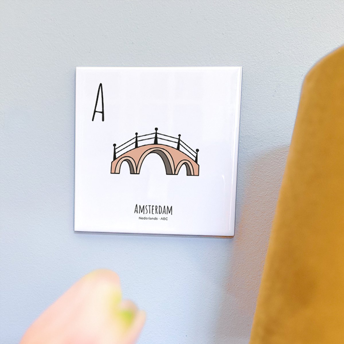 Amsterdam - ABC tegeltje Nederland - Keramiek met Handgetekende Illustratie - Wanddecoratie - Woondecoratie - Relatiegeschenk - Souvenir - 10,8 x 10,8 cm
