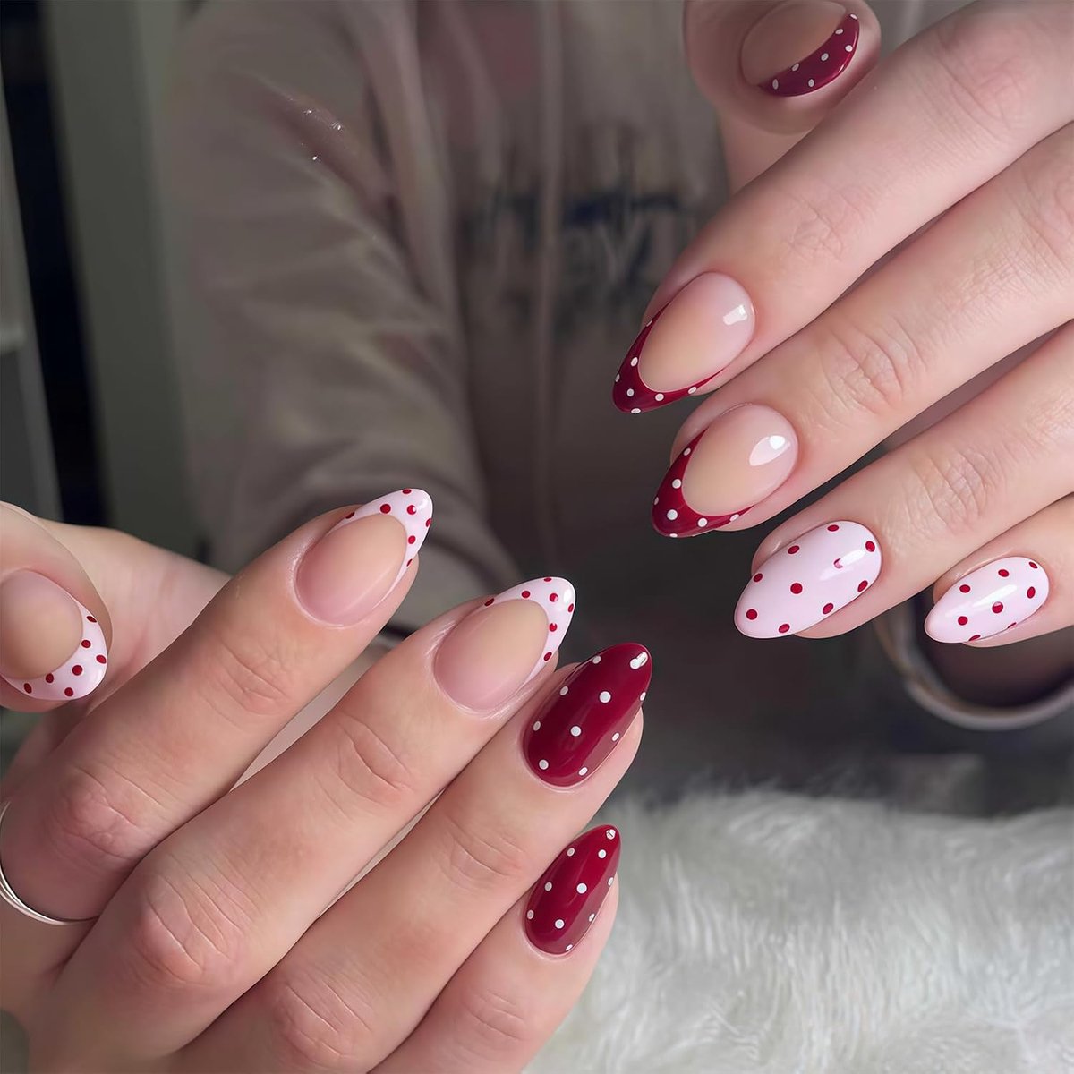 24 Stk Press on Nails Kort, Rode Polka Dot Nepnagels Amandelvormige Nagels om op te plakken voor Vrouwen, Meisjes voor Feestjes, Dagelijks dragen, Uitgaan (Roze Rood)