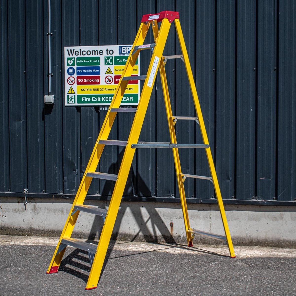 SnelShoppen - 8 Treden Fiber Optische Swingback Elektriciens Steigerladder - 150kg Gewichtscapaciteit - Geïsoleerd tot 30.000 Volt - Veilig en Sterk