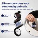 Vrouw plaatst donkerbruin haarvezelpoeder in compact potje met spiegel en spons, in een handtas.