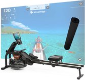 Roeitrainer met waterweerstand, console met 'Kinemap' die een roeier op een tropisch meer toont, en een roltmat.