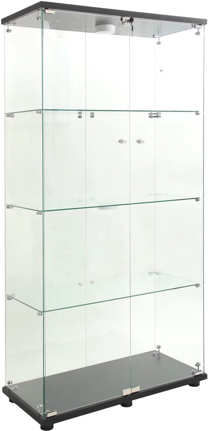 Een lege, glazen vitrinekast met een zwarte basis en frame, met vier glazen planken en verlichting aan de bovenkant.