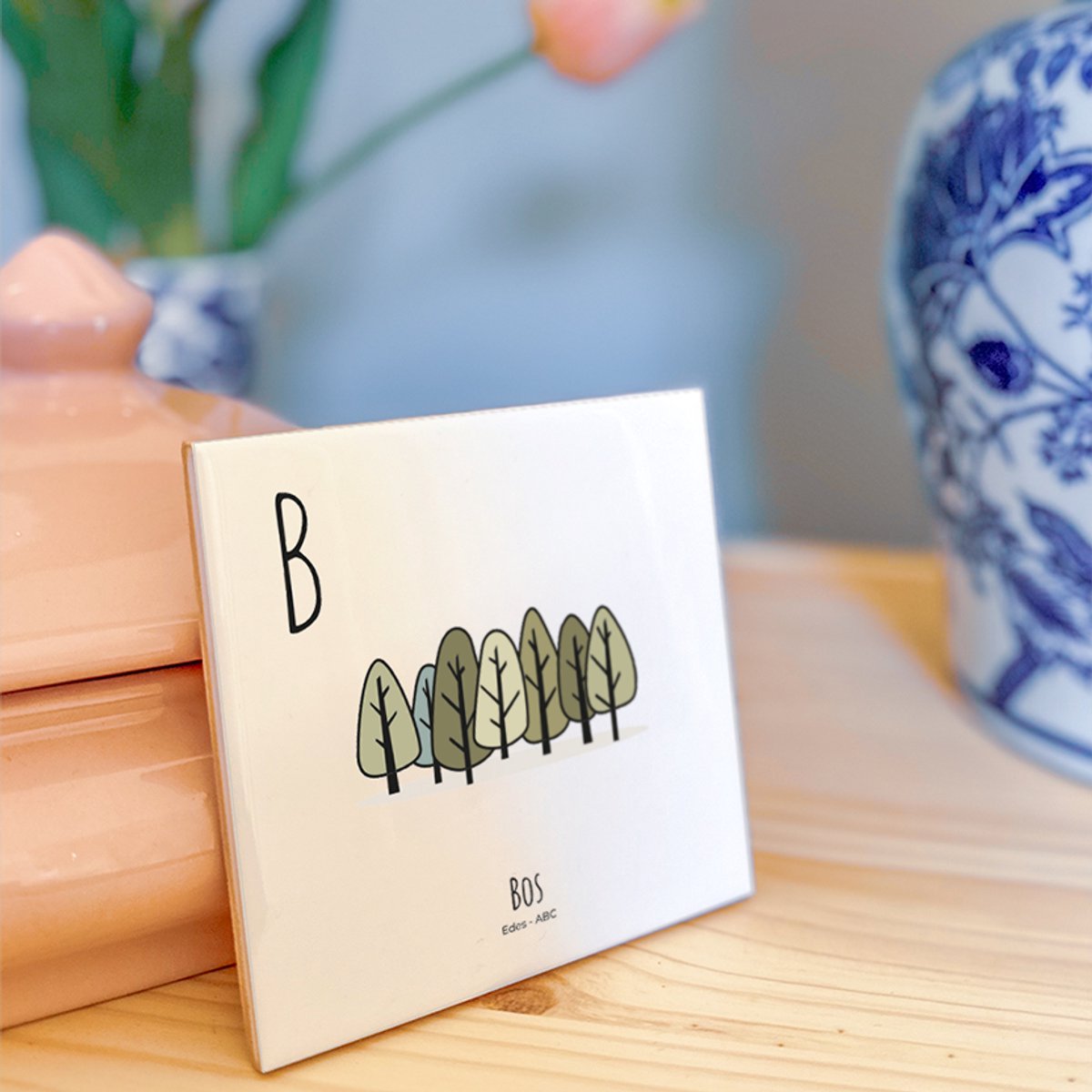 Bos - ABC tegeltje Ede - Keramiek met Handgetekende Illustratie - Wanddecoratie - Woondecoratie - Relatiegeschenk - Souvenir - 10,8 x 10,8 cm