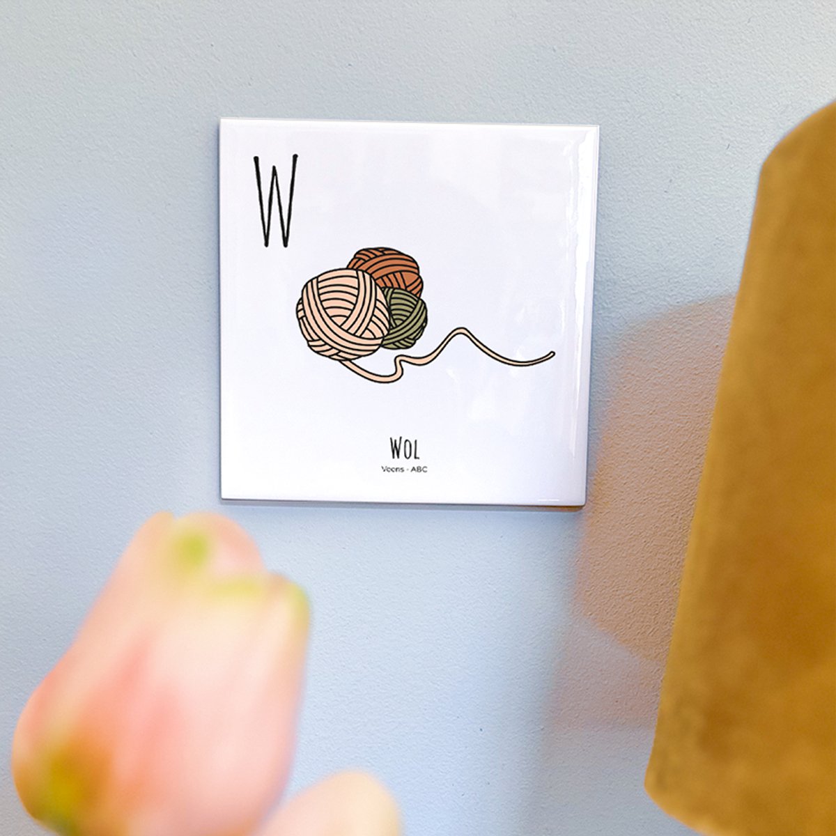 Wol - ABC tegeltje Veenendaal - Keramiek met Handgetekende Illustratie - Wanddecoratie - Woondecoratie - Relatiegeschenk - Souvenir - 10,8 x 10,8 cm