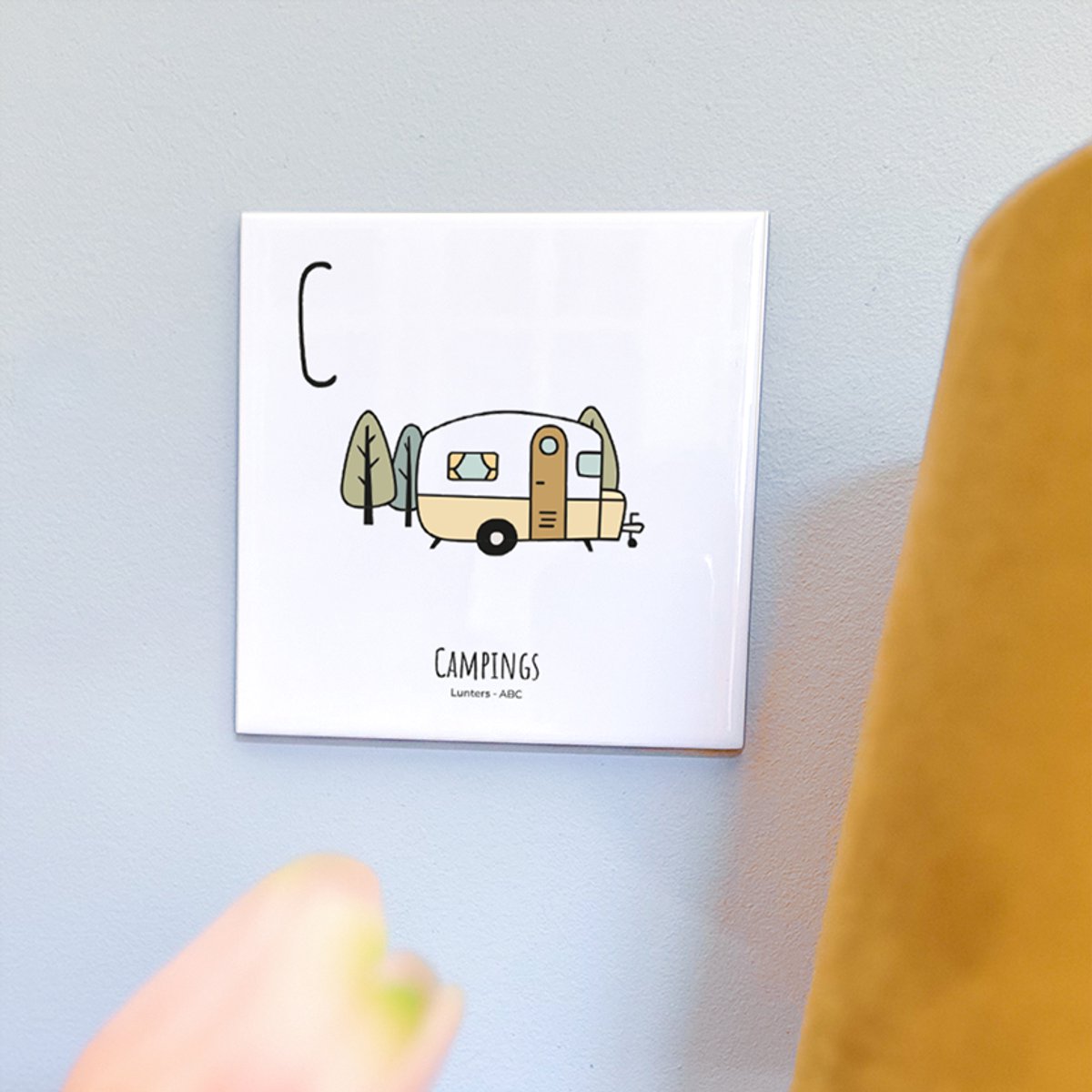 Campings - ABC tegeltje Lunteren - Keramiek met Handgetekende Illustratie - Wanddecoratie - Woondecoratie - Relatiegeschenk - Souvenir - 10,8 x 10,8 cm